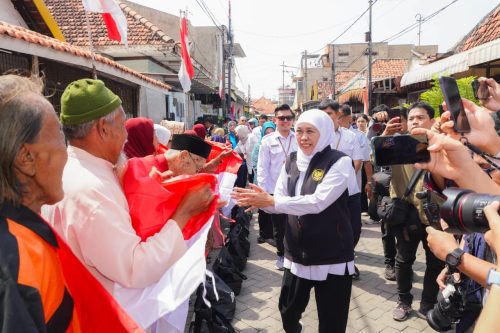 Kendarai Motor Listrik, Khofifah Kunjungi Penerima Tali Asih di 22 Kabupaten/Kota