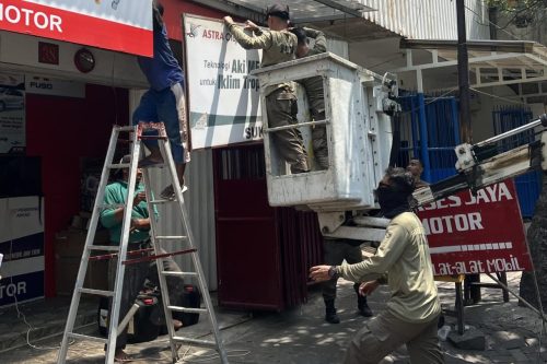 Optimalkan PAD, 155 Reklame Ilegal Dibongkar Pemkot Surabaya