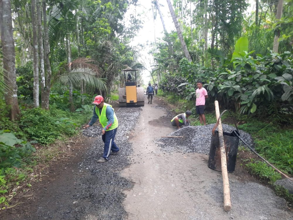 Dinas PUPR Lumajang Gunakan Dana DBHCHT untuk Perbaikan Jalan Dinas PUPR Lumajang Gunakan Dana DBHCHT untuk Perbaikan Jalan