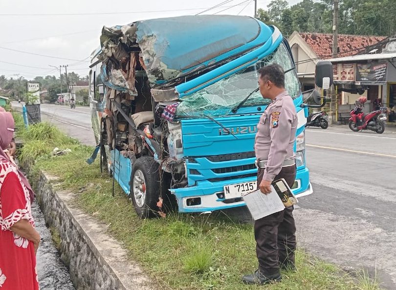 Microbus Rombongan Pelajar SMK Tabrakan dengan Truk Pasir di Lumajang, 4 Luka Microbus Rombongan Pelajar SMK Tabrakan dengan Truk Pasir di Lumajang, 4 Luka
