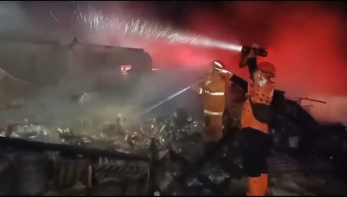 Kebakaran Hebat di Probolinggo, Toko, Rumah, dan Bengkel Ludes Terbakar