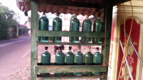 Penjual Eceran Panen Cuan Saat Ramai Motor "Brebet" di Surabaya