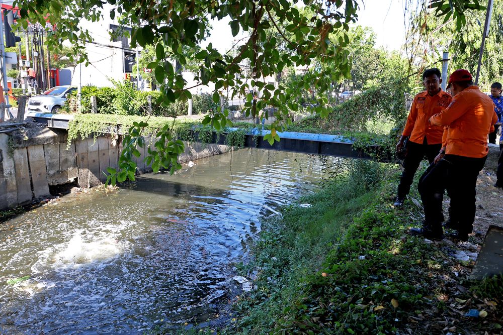 BPBD Surabaya Pastikan Semburan Gas Metana di Sungai Rungkut Tengah Aman bagi Warga