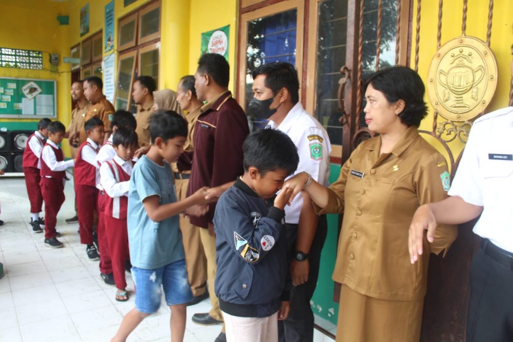 Bangunan Sekolah Hancur, Siswa SDN 02 Supiturang Gabung Belajar