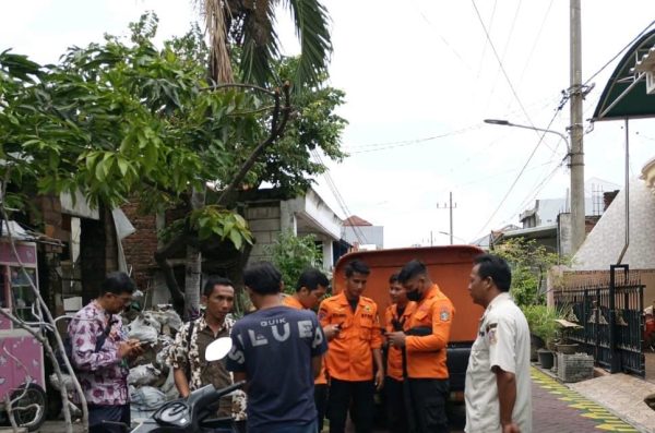 Atap Rumah Roboh di Bubutan, Pemkot Surabaya Bergerak Cepat Atap Rumah Roboh di Bubutan, Pemkot Surabaya Bergerak Cepat
