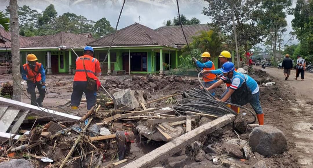 Ratusan Rumah Tertimbun Material Erupsi Semeru, 571 Pelanggan PLN Masih Padam Ratusan Rumah Tertimbun Material Erupsi Semeru, 571 Pelanggan PLN Masih Padam