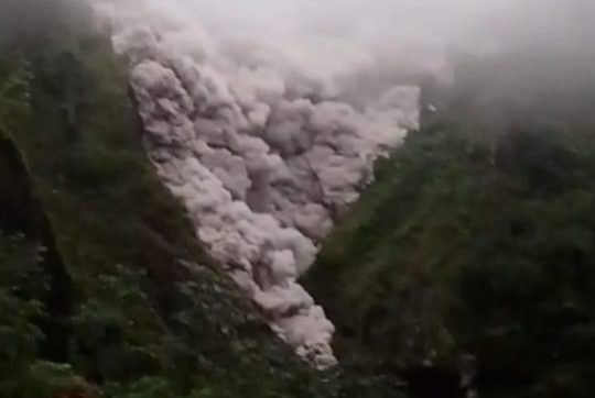 Status Gunung Semeru Naik ke Level Awas