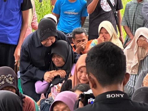 Dampingi Warga, Risma Turun ke Lokasi Longsor Cilacap
