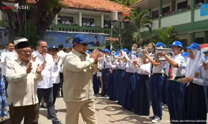 Larang Daerah Kerahkan Siswa Sambut Kunjungan Presiden, Prabowo: Kasihan Panas