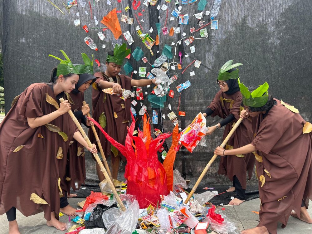 GrowGreen dan Ecoton Gelar Aksi Bakar Sampah Plastik di Depan Grahadi GrowGreen dan Ecoton Gelar Aksi Bakar Sampah Plastik di Depan Grahadi