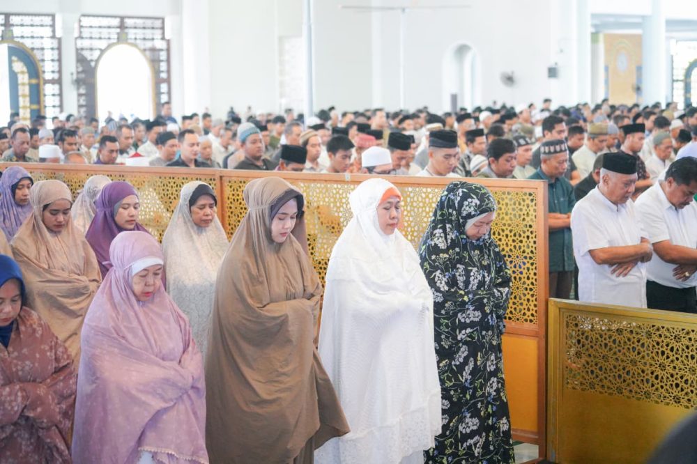 Gubernur Khofifah dan Ribuan Warga Jatim Gelar Salat Ghaib untuk Korban Bencana Sumatera Gubernur Khofifah dan Ribuan Warga Jatim Gelar Salat Ghaib untuk Korban Bencana Sumatera