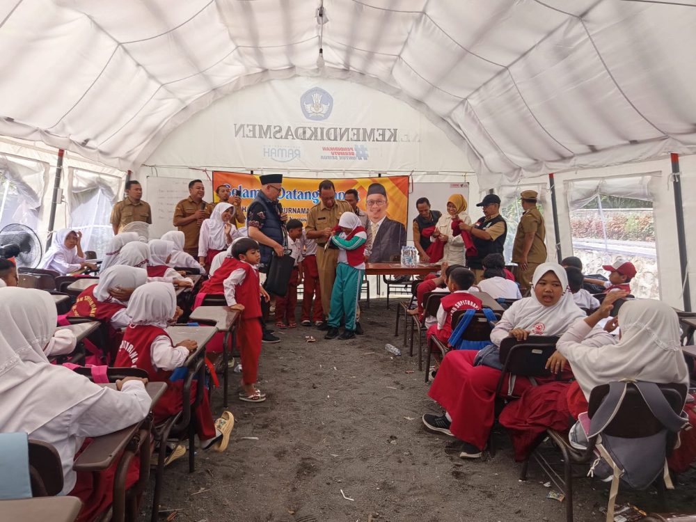 Reruntuhan Semeru Tak Hentikan Siswa SD Supiturang Belajar Meski di Tenda