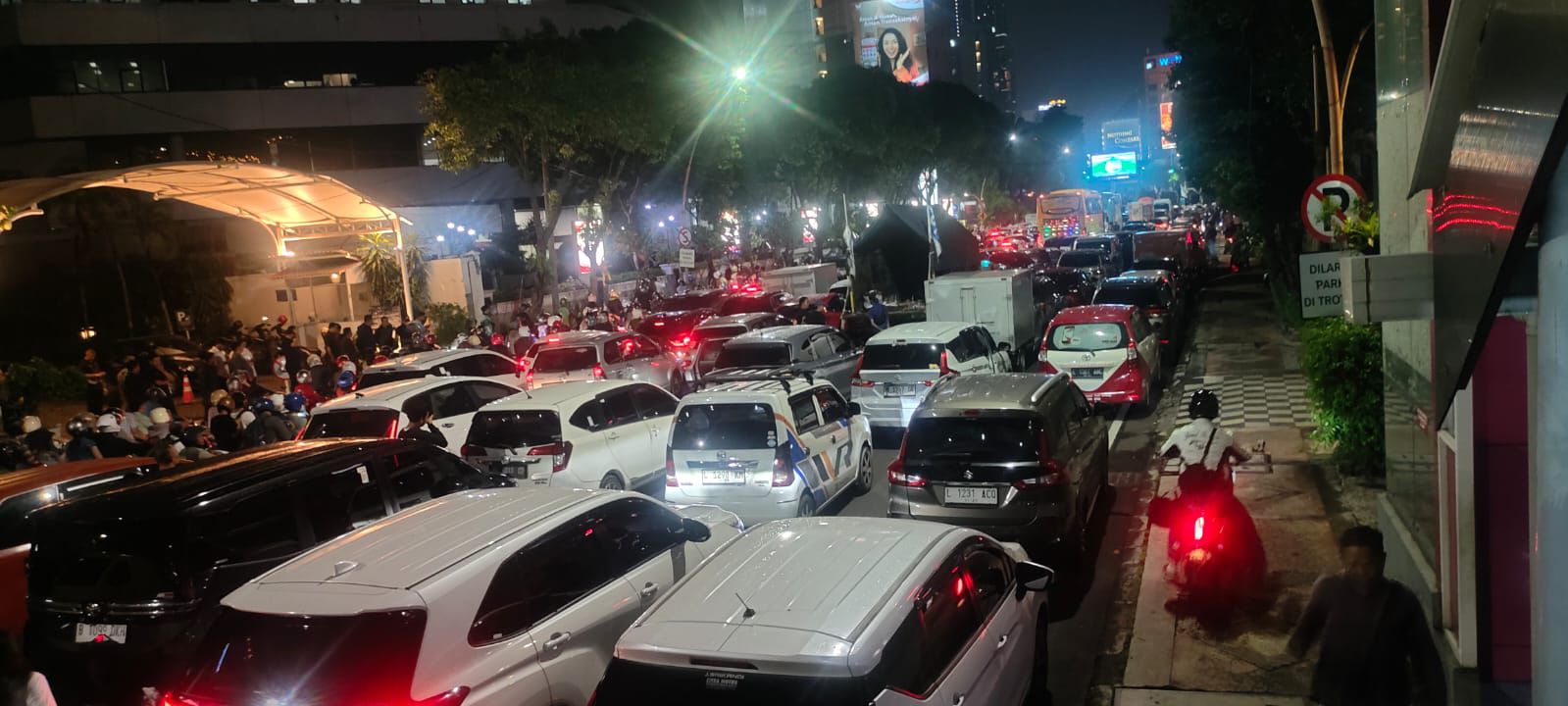 Surabaya Macet Imbas Demo Buruh, Jemaah Terpaksa Jalan Kaki ke Gereja