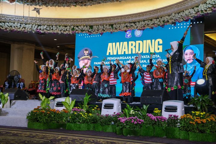 awarding lingkungan Pemkot Surabaya Beri Penghargaan Sekolah, Pesantren, dan Anak Peduli Lingkungan