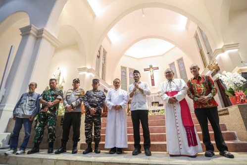 Wali Kota Eri Titipkan Doa untuk Surabaya Saat Tinjau Ibadah Natal 2025