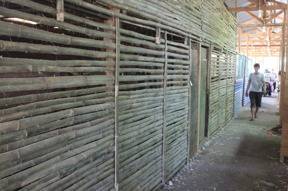 Pasar Keputran Selatan (3) Relokasi Pedagang Tahap Awal Revitalisasi Surabaya,(DOC) – Para pedagang Pasar Keputran Selatan, Kota Surabaya, mulai menempati Tempat Penampungan Sementara (TPS) sejak Rabu (17/12/2025). Relokasi ini menandai dimulainya tahapan awal revitalisasi Pasar Keputran Selatan yang PD Pasar Surya jalankan. PD Pasar Surya memindahkan para pedagang bersamaan dengan dimulainya pembongkaran bangunan lama pasar. Setelah menyelesaikan pembongkaran, PD Pasar Surya akan membangun kembali pasar dengan konsep yang lebih modern dan tertata. Melalui program revitalisasi ini, PD Pasar Surya berupaya meningkatkan kualitas pasar tradisional agar lebih bersih, nyaman, dan aman bagi pedagang serta pembeli. Pembongkaran Pasar Mulai 18 Desember 2025 Direktur Utama PD Pasar Surya, Agus Priyo, menyampaikan bahwa Pasar Keputran Selatan berstatus sebagai aset daerah. Karena itu, PD Pasar Surya harus melaksanakan pembongkaran melalui mekanisme lelang sesuai ketentuan. “Pasar Keputran Selatan merupakan aset daerah, sehingga pembongkarannya harus melalui lelang. Alhamdulillah, kami telah menetapkan pemenang lelang dan pekerjaan segera berjalan,” ujar Agus. PD Pasar Surya menjadwalkan pembongkaran bangunan pasar lama mulai Kamis (18/12/2025). Proses ini diperkirakan memakan waktu sekitar 25 hari dan ditargetkan selesai pada pertengahan Januari 2026, sekitar 12 Januari 2026. Selama proses pembongkaran, para pedagang tetap menjalankan aktivitas jual beli di TPS yang PD Pasar Surya sediakan. Untuk menjaga keamanan, petugas memasang anyaman bambu di sekitar area pembongkaran. Langkah pengamanan tersebut bertujuan mencegah gangguan terhadap aktivitas pedagang maupun masyarakat sekitar. PD Pasar Surya juga akan menerapkan sistem pengamanan serupa saat proses revitalisasi berlangsung. Agus menegaskan bahwa PD Pasar Surya berkomitmen menjalankan seluruh tahapan sesuai prosedur serta tetap mengutamakan kenyamanan pedagang selama masa transisi. Revitalisasi Usung Konsep Pasar Semi-Modern Setelah menyelesaikan pembongkaran, PD Pasar Surya akan kembali membuka lelang untuk menentukan pelaksana proyek revitalisasi serta pengawas pekerjaan. Agus menjelaskan bahwa revitalisasi Pasar Keputran Selatan mengusung konsep pasar tradisional semi-modern. Pasar tetap mempertahankan ciri khas tradisional, namun tampil lebih bersih, rapi, dan tertata dengan dukungan sistem pengelolaan modern. PD Pasar Surya merencanakan pelaksanaan revitalisasi pada 2026. Bangunan pasar nantinya memiliki struktur setinggi 1,5 lantai. “Bangunan akan memiliki satu lantai utama dengan tambahan dua lantai yang tidak penuh. Kami menyesuaikan desain dengan kebutuhan dan fungsi pasar,” jelas Agus. Untuk mendukung proyek revitalisasi tersebut, PD Pasar Surya mengalokasikan anggaran sekitar Rp9–10 miliar. Anggaran ini diharapkan mampu meningkatkan fasilitas pasar serta memberikan kenyamanan bagi pedagang dan pengunjung. Pemkot Surabaya berharap revitalisasi ini mampu menjadikan Pasar Keputran Selatan sebagai pasar rakyat yang lebih representatif, berdaya saing, dan tetap menjadi penggerak ekonomi warga sekitar. (*)