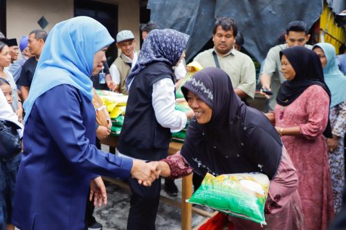 Harga Sembako Ditekan, Pasar Murah Jatim Diserbu Warga Harga Sembako Ditekan, Pasar Murah Jatim Diserbu Warga