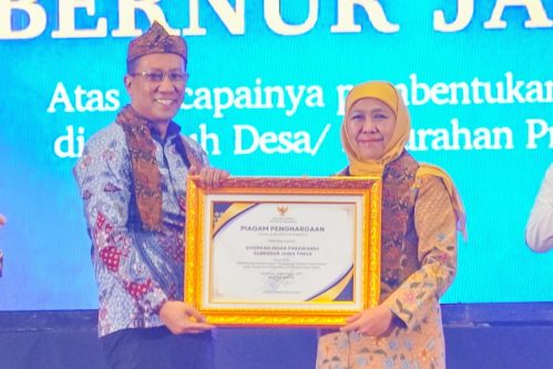 Khofifah Terima Penghargaan Kemenkum RI, Posbankum Jatim Tuntas 100 Persen Khofifah Terima Penghargaan Kemenkum RI, Posbankum Jatim Tuntas 100 Persen