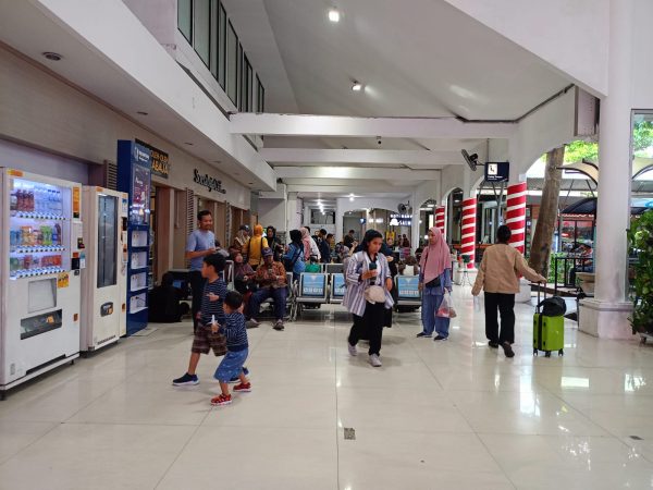 Libur Nataru, Penjualan Tiket KA Daop 8 Surabaya Tembus 186 Ribu Libur Nataru, Penjualan Tiket KA Daop 8 Surabaya Tembus 186 Ribu