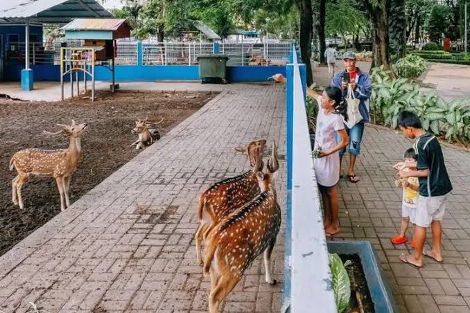 Taman Flora Bratang Dipadati Warga Selama Libur Sekolah