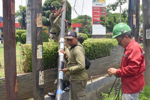 Satpol PP Surabaya Tertibkan 18 Tiang Kabel Fiber Optik Tak Berizin di Jalan Panjang Jiwo