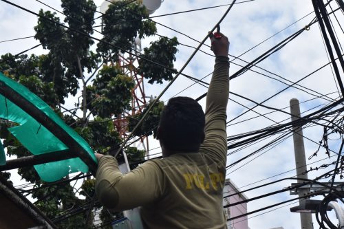 Sasar Tiga Ruas Jalan, Satpol PP Surabaya Tertibkan 45 Tiang Fiber Optik Tak Berizin