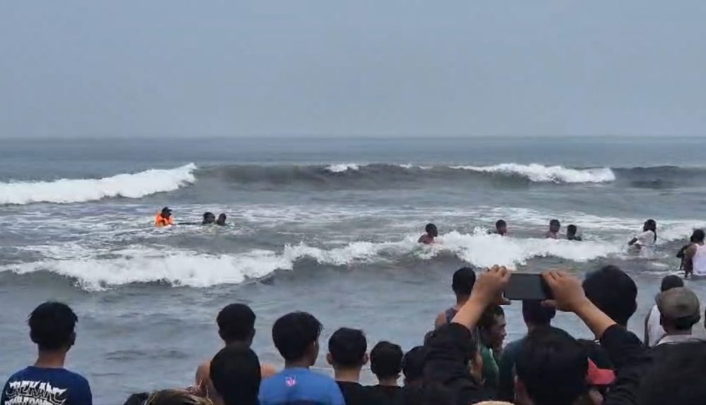 Wisatawan Tewas Terseret Ombak di Pantai Paseban Jember