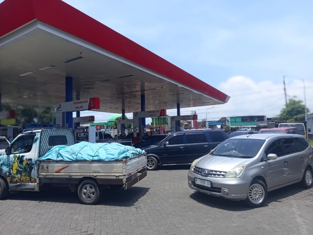 Isu Konflik Timur Tengah Picu Antrean Panjang di SPBU Lumajang, Bupati Indah: Stok BBM Aman!