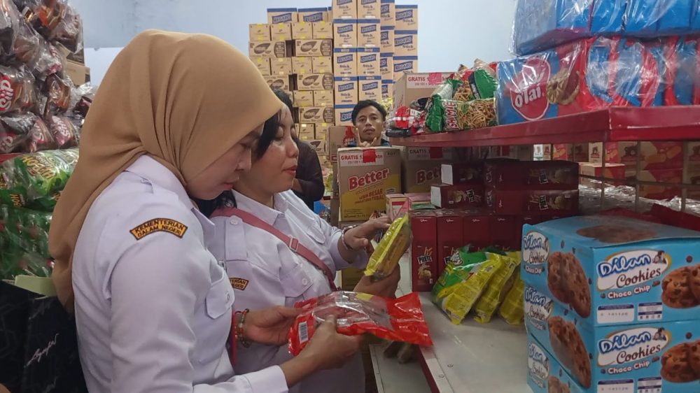 Jelang Lebaran, Dinkes Lumajang Temukan 10 Merek Jajanan Tanpa Izin dan Kedaluwarsa
