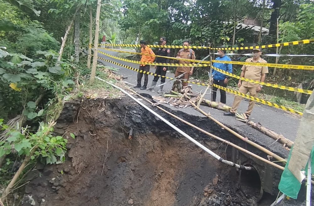 Longsor 8 Meter Gerus Jalur Pronojiwo-Tempursari, Distribusi Hasil Tani Terganggu