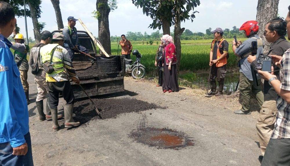 Mudik Aman! Pemkab Lumajang Turunkan Tim Kapling Tambal Jalan Berlubang