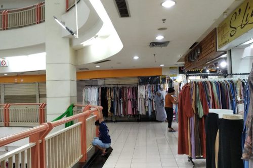 Ramadan Tak Seramai Dulu: Pengunjung Darmo Trade Center Surabaya Menyusut, Pedagang Busana Keluhkan Penurunan Omzet