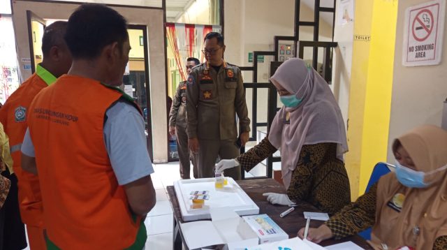 PNS Penyapu Jalan di Lumajang Diciduk Polisi, DLH Akui Kinerja Pelaku Sering Dikeluhkan