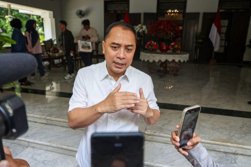 Hemat BBM, Wali Kota Eri Targetkan Seluruh Kendaraan Operasional Pemkot Surabaya Beralih ke Listrik