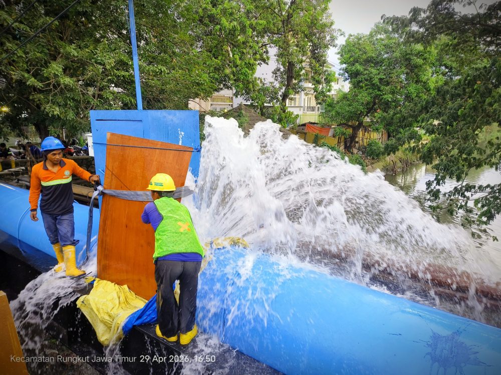 Pipa MERR Jebol! Air Sembur 4 Meter, Distribusi Terganggu