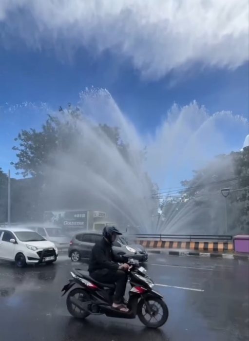 Pipa MERR Jebol! Air Sembur 4 Meter, Distribusi Terganggu