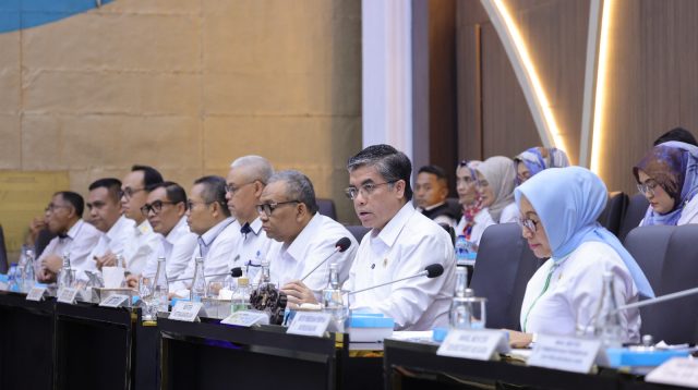 Menteri Ketenagakerjaan Yassierli menegaskan Undang-Undang Pelindungan Pekerja Rumah Tangga (UU PPRT) memberi perlindungan menyeluruh bagi pekerja rumah tangga (PRT). Ia menilai regulasi ini penting untuk memastikan PRT memperoleh hak yang setara dengan pekerja lain. “Pemerintah menempatkan pekerja rumah tangga sebagai pekerja yang memiliki hak asasi yang sama,” ujar Yassierli. Ia menjelaskan, UU PPRT melindungi pekerja sejak sebelum bekerja, selama bekerja, hingga setelah hubungan kerja berakhir. UU ini juga mengatur hak dasar PRT. Di antaranya upah layak, waktu kerja jelas, waktu istirahat, serta hak libur dan cuti. Yassierli menegaskan pentingnya perlindungan dari kekerasan, termasuk diskriminasi dan kekerasan seksual. Ia juga menyoroti jaminan keselamatan dan kesehatan kerja. “UU ini memastikan pekerja rumah tangga bekerja dengan aman dan layak,” katanya. Ia menambahkan, hubungan kerja antara PRT dan pemberi kerja harus menggunakan perjanjian yang jelas. Aturan ini memberi kepastian hukum bagi kedua pihak. UU PPRT juga mengatur peran Perusahaan Penempatan Pekerja Rumah Tangga (P3RT), pelatihan vokasi, dan jaminan sosial. Jika terjadi perselisihan, para pihak dapat menyelesaikannya melalui musyawarah. Proses ini melibatkan unsur masyarakat seperti ketua RT dan RW. Yassierli menilai pekerjaan rumah tangga memiliki karakter khusus. Hubungan kerja sering dipengaruhi faktor sosial dan budaya. Karena itu, pemerintah menyusun UU ini agar tetap sesuai dengan kondisi di lapangan. “Undang-undang ini menjadi dasar penting untuk melindungi pekerja rumah tangga secara layak dan bermartabat,” pungkasnya. (r7)