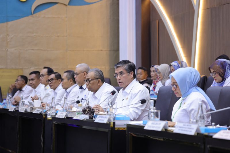 Menteri Ketenagakerjaan Yassierli menegaskan Undang-Undang Pelindungan Pekerja Rumah Tangga (UU PPRT) memberi perlindungan menyeluruh bagi pekerja rumah tangga (PRT). Ia menilai regulasi ini penting untuk memastikan PRT memperoleh hak yang setara dengan pekerja lain. “Pemerintah menempatkan pekerja rumah tangga sebagai pekerja yang memiliki hak asasi yang sama,” ujar Yassierli. Ia menjelaskan, UU PPRT melindungi pekerja sejak sebelum bekerja, selama bekerja, hingga setelah hubungan kerja berakhir. UU ini juga mengatur hak dasar PRT. Di antaranya upah layak, waktu kerja jelas, waktu istirahat, serta hak libur dan cuti. Yassierli menegaskan pentingnya perlindungan dari kekerasan, termasuk diskriminasi dan kekerasan seksual. Ia juga menyoroti jaminan keselamatan dan kesehatan kerja. “UU ini memastikan pekerja rumah tangga bekerja dengan aman dan layak,” katanya. Ia menambahkan, hubungan kerja antara PRT dan pemberi kerja harus menggunakan perjanjian yang jelas. Aturan ini memberi kepastian hukum bagi kedua pihak. UU PPRT juga mengatur peran Perusahaan Penempatan Pekerja Rumah Tangga (P3RT), pelatihan vokasi, dan jaminan sosial. Jika terjadi perselisihan, para pihak dapat menyelesaikannya melalui musyawarah. Proses ini melibatkan unsur masyarakat seperti ketua RT dan RW. Yassierli menilai pekerjaan rumah tangga memiliki karakter khusus. Hubungan kerja sering dipengaruhi faktor sosial dan budaya. Karena itu, pemerintah menyusun UU ini agar tetap sesuai dengan kondisi di lapangan. “Undang-undang ini menjadi dasar penting untuk melindungi pekerja rumah tangga secara layak dan bermartabat,” pungkasnya. (r7)