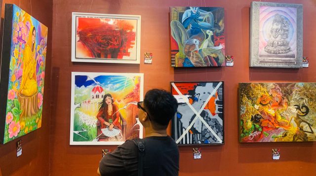 Pemkot Surabaya Fasilitasi Seniman Lewat OTS “Beauty of Balai Pemuda” Surabaya, d-onenews.com – Pemerintah Kota (Pemkot) Surabaya terus memperkuat dukungan bagi pelaku seni dan budaya. Salah satunya melalui kegiatan On The Spot (OTS) atau melukis bersama bertajuk Beauty of Balai Pemuda Surabaya dalam rangka memperingati Hari Kartini 21 April 2026. Ketua Sanggar Merah Putih, M. Anis, menilai Balai Pemuda memiliki peran penting sebagai pusat kesenian sekaligus ruang lahirnya seniman besar di Surabaya. “Balai Pemuda sudah menjadi pusat kesenian sejak 1972. Dari tempat ini lahir banyak seniman besar seperti Gombloh, Leo Kristi, hingga Franky Sahilatua,” ujar Anis, Sabtu (18/4/2026). Balai Pemuda Jadi Pusat Ekosistem Seni Anis menegaskan, Balai Pemuda tidak hanya berfungsi sebagai ruang fisik, tetapi juga menjadi simbol keberlanjutan ekosistem seni di Kota Pahlawan. Ia berharap pemkot terus mempertahankan fungsi tersebut. Menurutnya, kesenian tidak selalu bisa diukur dari kontribusi terhadap pendapatan daerah, melainkan sebagai penyeimbang pembangunan kota. “Kesenian memang tidak menghasilkan PAD secara langsung, tetapi penting untuk keseimbangan pembangunan,” jelasnya. Ia juga mengapresiasi Wali Kota Surabaya, Eri Cahyadi, yang dinilai konsisten memberi ruang bagi berbagai cabang seni untuk tampil. Aktivitas Seni Tetap Dinamis Anis mencontohkan aktivitas di Galeri Merah Putih yang dikelolanya. Galeri tersebut rutin menggelar puluhan pameran setiap tahun dan menjadi ruang penting bagi seniman lukis. “Setiap tahun kami menggelar sekitar 39 hingga 40 pameran. Ini mungkin galeri kecil, tetapi sangat aktif,” ungkapnya. Meski demikian, ia berharap pemkot terus memberikan dukungan, terutama dalam bentuk kebijakan dan dukungan moral bagi pelaku seni. Pelaku Seni Apresiasi Dukungan Pemkot Pelaku seni tari Surabaya, Sri Mulyani, juga menilai dukungan pemkot terhadap seni dan budaya semakin kuat. Ia melihat berbagai fasilitas dan event yang digelar mampu mendorong perkembangan seni hingga ke tingkat internasional. “Saya merasakan langsung dukungan pemerintah, mulai dari fasilitas gedung hingga penyelenggaraan kegiatan,” ujarnya. Sri Mulyani menambahkan, berbagai agenda dan festival di Surabaya turut menciptakan ruang ekspresi bagi seniman sekaligus menarik minat masyarakat dan wisatawan. “Agenda seni di Surabaya sekarang sangat dinamis dan memberi ruang luas bagi pelaku budaya untuk berkembang,” pungkasnya. (*)