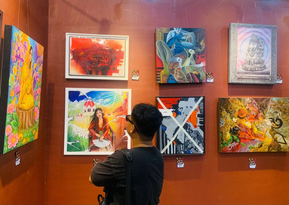 Pemkot Surabaya Fasilitasi Seniman Lewat OTS “Beauty of Balai Pemuda” Surabaya, d-onenews.com – Pemerintah Kota (Pemkot) Surabaya terus memperkuat dukungan bagi pelaku seni dan budaya. Salah satunya melalui kegiatan On The Spot (OTS) atau melukis bersama bertajuk Beauty of Balai Pemuda Surabaya dalam rangka memperingati Hari Kartini 21 April 2026. Ketua Sanggar Merah Putih, M. Anis, menilai Balai Pemuda memiliki peran penting sebagai pusat kesenian sekaligus ruang lahirnya seniman besar di Surabaya. “Balai Pemuda sudah menjadi pusat kesenian sejak 1972. Dari tempat ini lahir banyak seniman besar seperti Gombloh, Leo Kristi, hingga Franky Sahilatua,” ujar Anis, Sabtu (18/4/2026). Balai Pemuda Jadi Pusat Ekosistem Seni Anis menegaskan, Balai Pemuda tidak hanya berfungsi sebagai ruang fisik, tetapi juga menjadi simbol keberlanjutan ekosistem seni di Kota Pahlawan. Ia berharap pemkot terus mempertahankan fungsi tersebut. Menurutnya, kesenian tidak selalu bisa diukur dari kontribusi terhadap pendapatan daerah, melainkan sebagai penyeimbang pembangunan kota. “Kesenian memang tidak menghasilkan PAD secara langsung, tetapi penting untuk keseimbangan pembangunan,” jelasnya. Ia juga mengapresiasi Wali Kota Surabaya, Eri Cahyadi, yang dinilai konsisten memberi ruang bagi berbagai cabang seni untuk tampil. Aktivitas Seni Tetap Dinamis Anis mencontohkan aktivitas di Galeri Merah Putih yang dikelolanya. Galeri tersebut rutin menggelar puluhan pameran setiap tahun dan menjadi ruang penting bagi seniman lukis. “Setiap tahun kami menggelar sekitar 39 hingga 40 pameran. Ini mungkin galeri kecil, tetapi sangat aktif,” ungkapnya. Meski demikian, ia berharap pemkot terus memberikan dukungan, terutama dalam bentuk kebijakan dan dukungan moral bagi pelaku seni. Pelaku Seni Apresiasi Dukungan Pemkot Pelaku seni tari Surabaya, Sri Mulyani, juga menilai dukungan pemkot terhadap seni dan budaya semakin kuat. Ia melihat berbagai fasilitas dan event yang digelar mampu mendorong perkembangan seni hingga ke tingkat internasional. “Saya merasakan langsung dukungan pemerintah, mulai dari fasilitas gedung hingga penyelenggaraan kegiatan,” ujarnya. Sri Mulyani menambahkan, berbagai agenda dan festival di Surabaya turut menciptakan ruang ekspresi bagi seniman sekaligus menarik minat masyarakat dan wisatawan. “Agenda seni di Surabaya sekarang sangat dinamis dan memberi ruang luas bagi pelaku budaya untuk berkembang,” pungkasnya. (*)