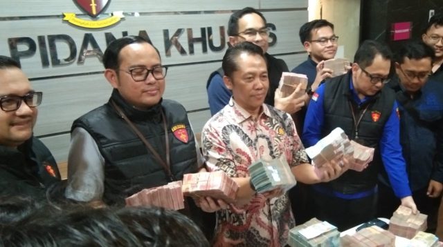 Kejati Jatim Sita Uang Tunai dan ATM Rp2,36 Miliar dari Tiga Pejabat ESDM