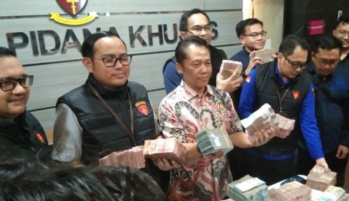 Kejati Jatim Sita Uang Tunai dan ATM Rp2,36 Miliar dari Tiga Pejabat ESDM