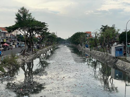 Mikroplastik dan Sampah Saset Banjiri Kali Tebu, Ecoton Ajak Warga Stop Buang sampah Plastik ke Sungai di Surabaya Utara