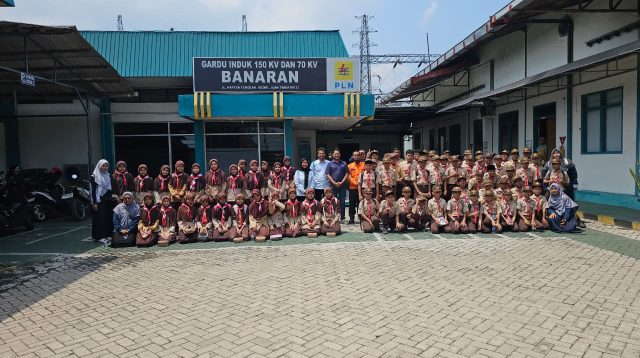 Siswa MI Alam Succes School Kediri Belajar Kelistrikan di Gardu Induk Banaran