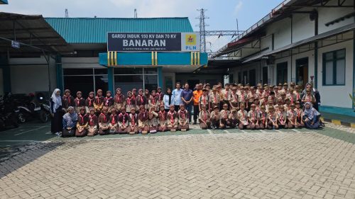 Siswa MI Alam Succes School Kediri Belajar Kelistrikan di Gardu Induk Banaran