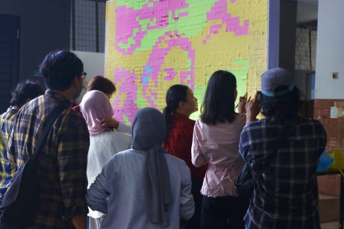 Mozaik Kartini dari Ribuan Sticky Notes, BEM Ubaya Gaungkan Semangat “Rise with Kartini