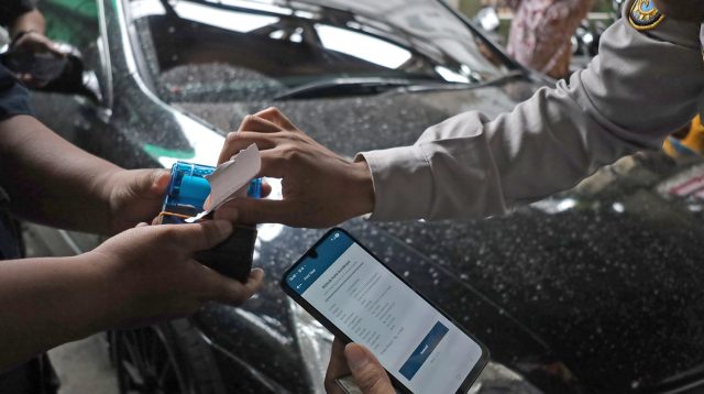 Surabaya Tancap Gas Digitalisasi Parkir, 711 Petugas Parkir Sudah Terintegrasi Sistem Non-Tunai