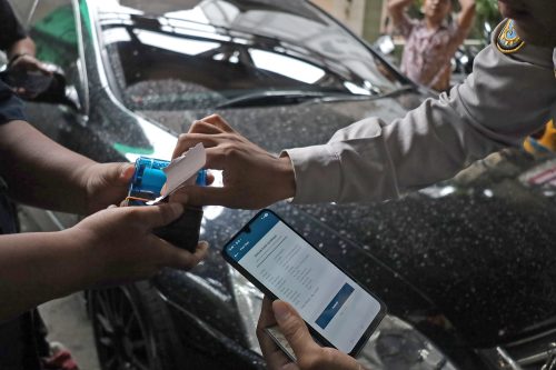 Surabaya Tancap Gas Digitalisasi Parkir, 711 Petugas Parkir Sudah Terintegrasi Sistem Non-Tunai