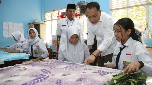 Jam 6–8 Malam Dilarang Main HP! Wali Kota Surabaya Terapkan Gerakan Tanpa Gawai