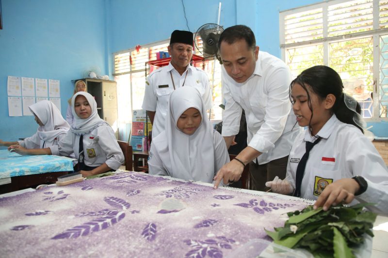 Jam 6–8 Malam Dilarang Main HP! Wali Kota Surabaya Terapkan Gerakan Tanpa Gawai